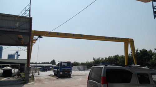 如何提高半門(mén)式起重機(jī)吊點(diǎn)的穩(wěn)定性