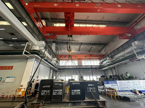 又一臺(tái)起重機(jī)安裝調(diào)試中
